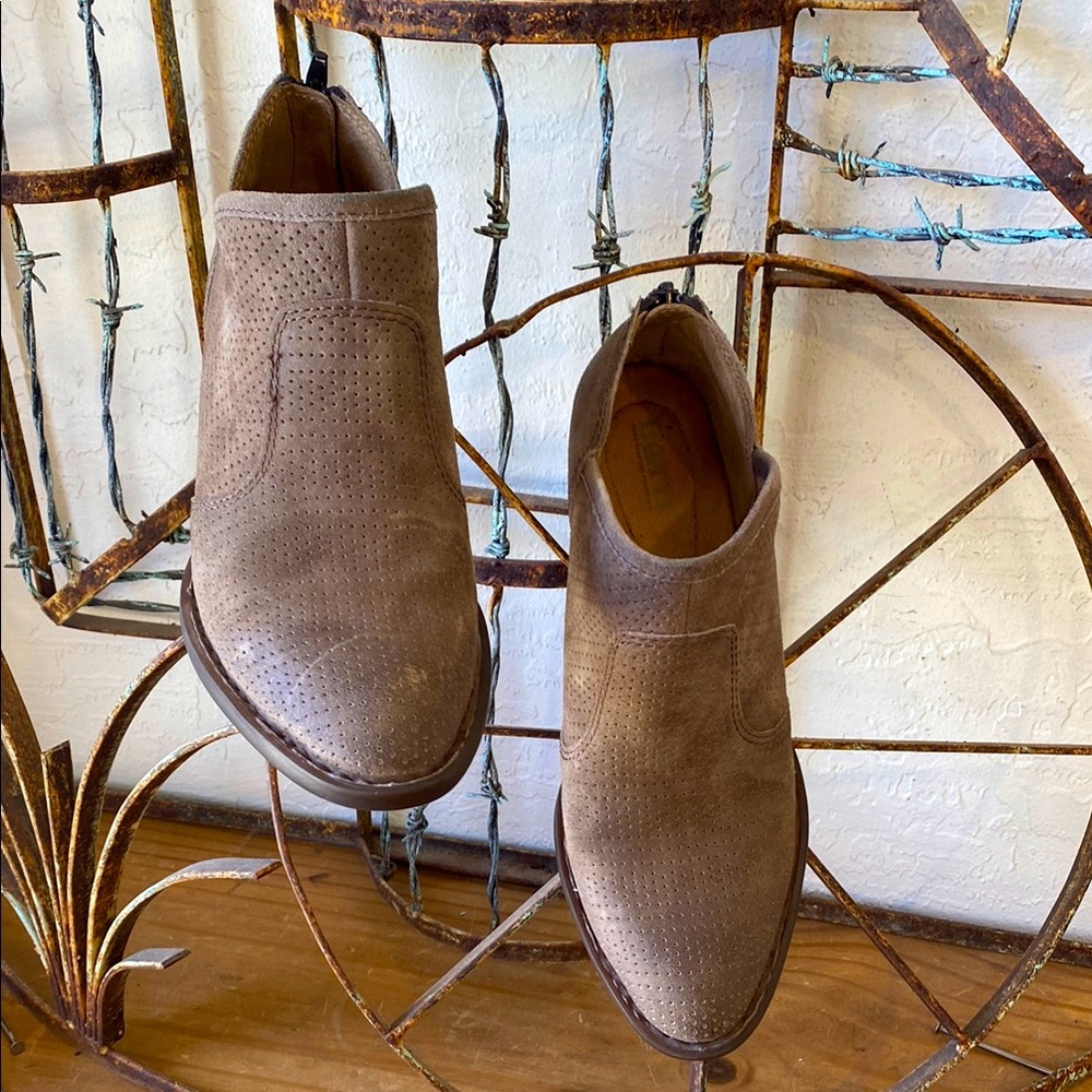 🎉 BORN GRAY LEATHER BOOTIES‼️